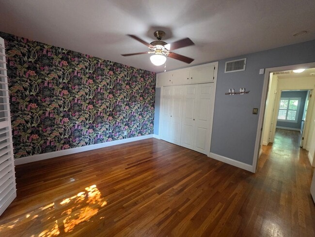 Building Photo - 2 bedroom 2 bathroom with brand new A/C un...