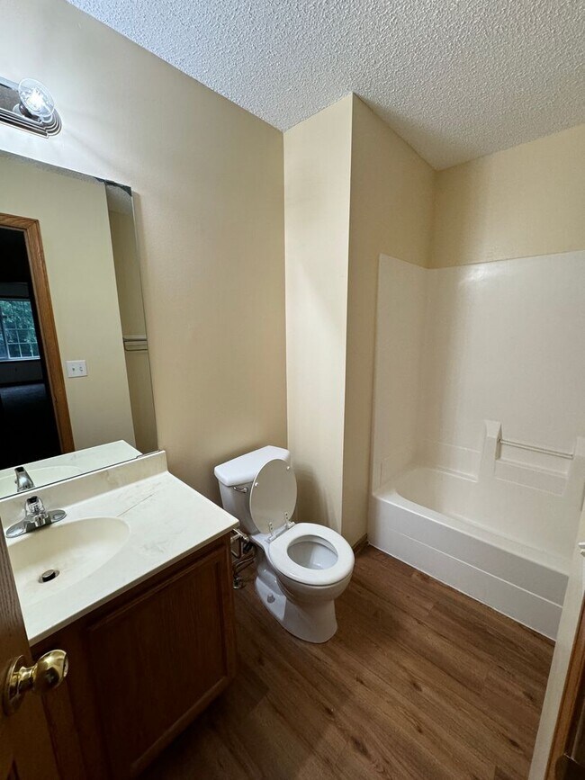 Building Photo - New paint and flooring! 3 bed/1.5 bath ove...