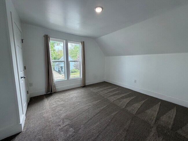 Building Photo - 4 Bedroom updated home in Grand Rapids