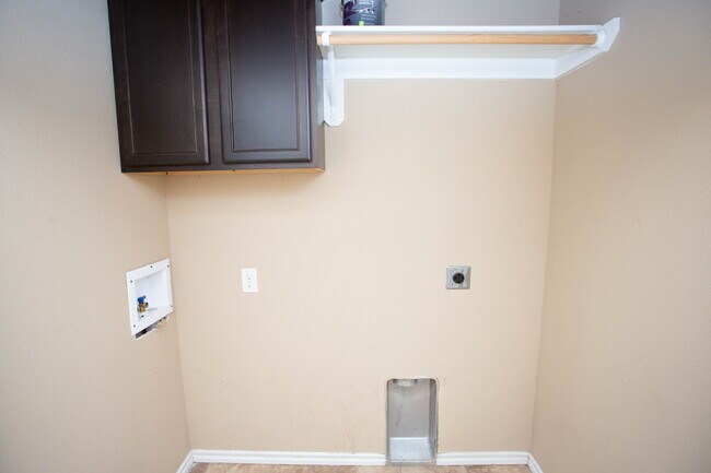 Building Photo - Charming 4 Bedroom, 2 Bath Two-Story Duplex