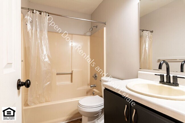 Building Photo - 4934-4936 Vermont Ln