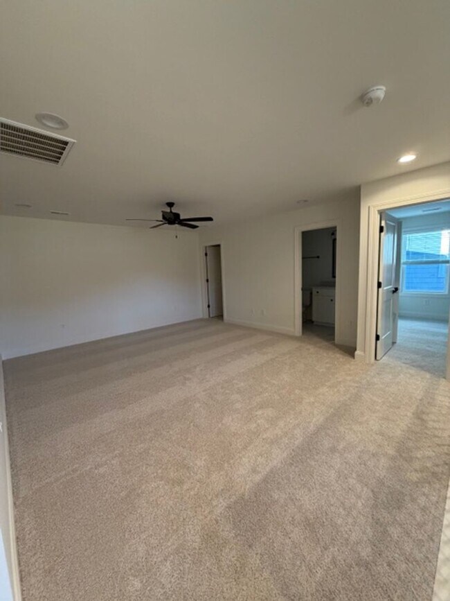 Building Photo - Maryville 37803 - 4 bedroom 3.5 bath - call Ed Johnson 865-924-5045