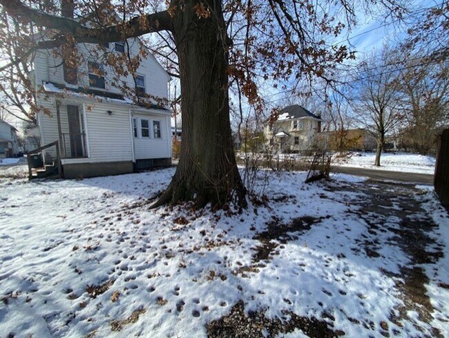Building Photo - Classic 3-Bed Home with Covered Porch & Off-Street Parking
