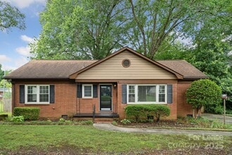 Building Photo - 1818 Woodland Dr