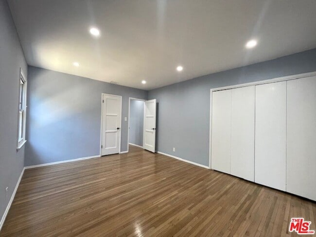 Building Photo - 7330 W 89th St