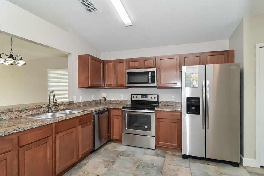 Building Photo - 2025 Donegan Pl