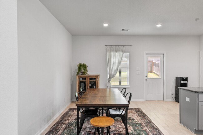 Building Photo - 5872 Strawflower Ln