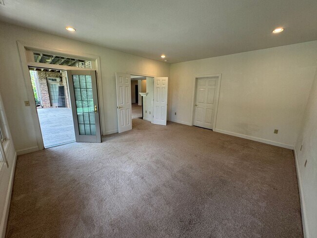 Building Photo - South AVL - Grand Residence in The Cotswol...
