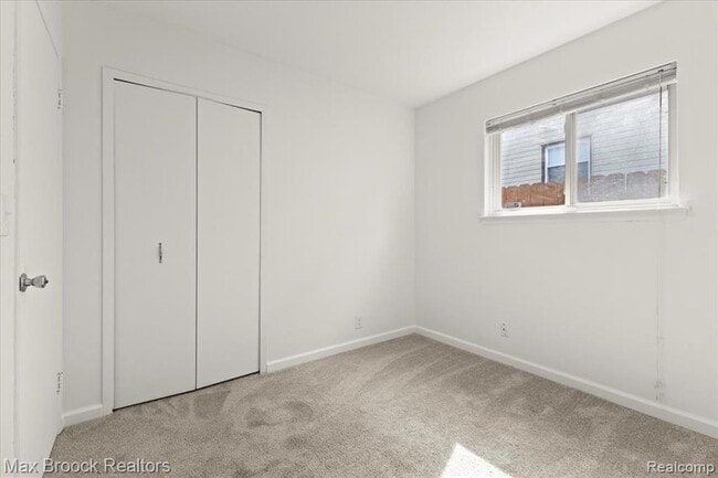 Building Photo - 27 W Garfield Ave