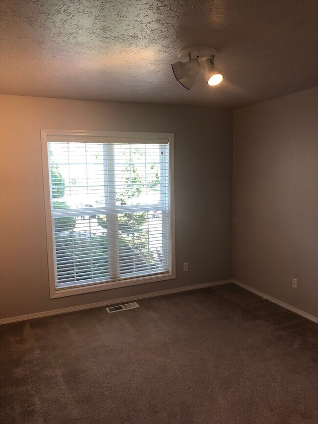 Building Photo - Larger Three Bedroom Home in Keizer