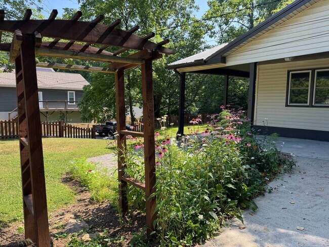 Building Photo - Historic Shiloh - One Level, Three Bedroom...