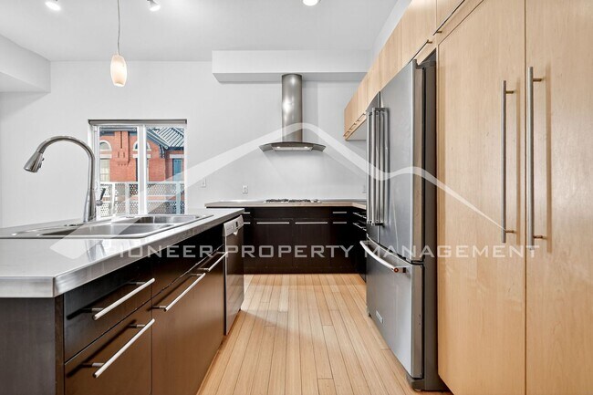 Building Photo - Stunning Condo with City Views and 2 Reser...