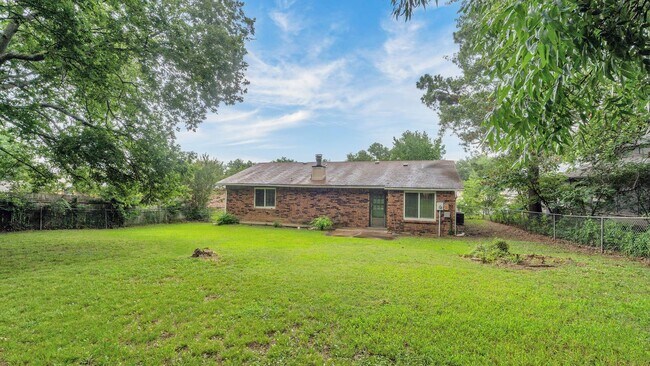Building Photo - Beautifully Redone 3 Bedroom House! Available for Immediate Move in!