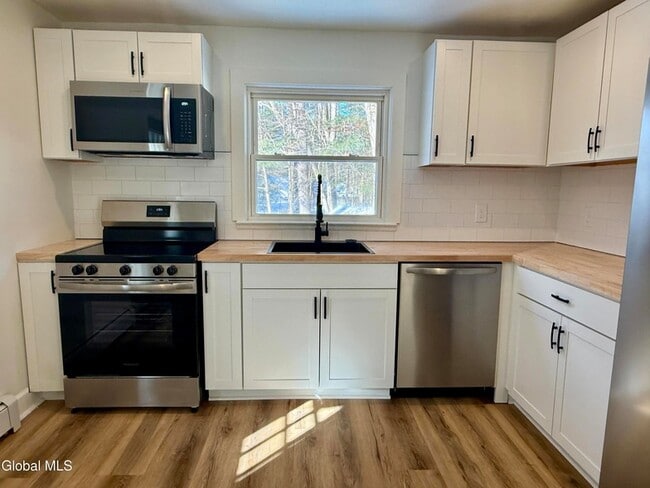 Building Photo - 98 Willow St