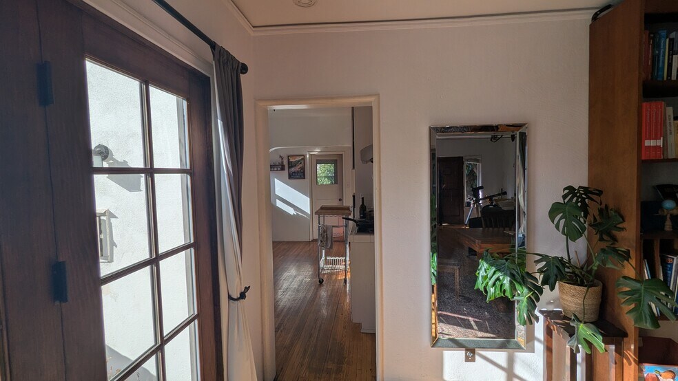 Building Photo - 2510 De la Vina St