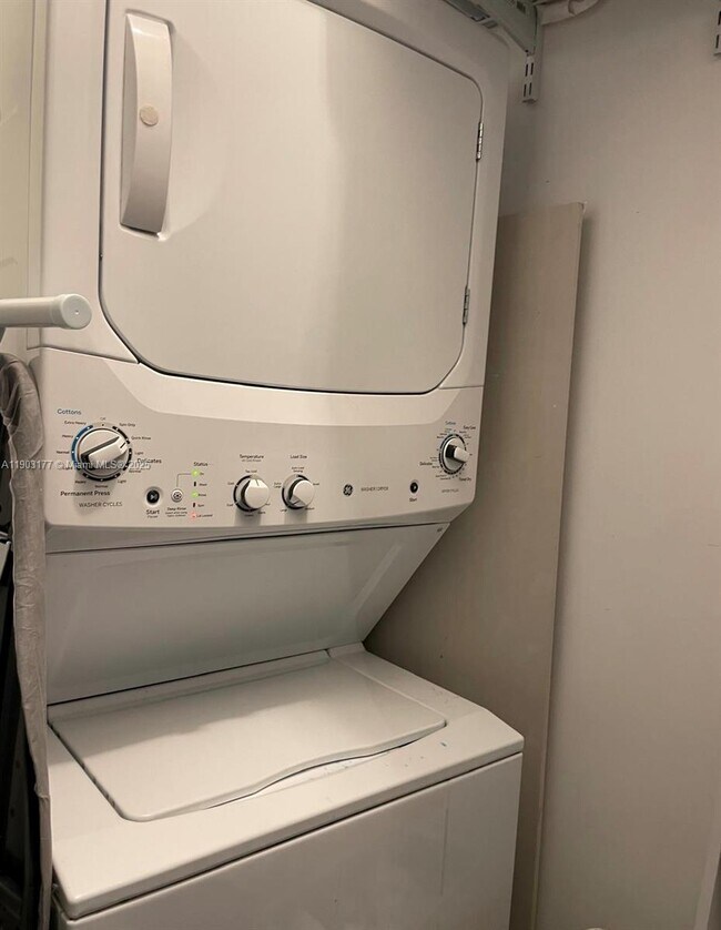 Building Photo - 1600 SW 1st Ave