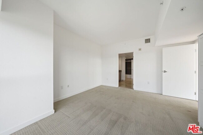 Building Photo - 13700 Marina Pointe Dr