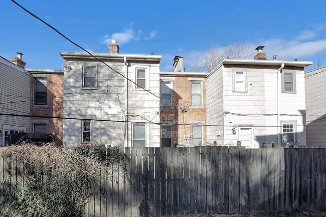 Building Photo - 317 E Kossuth St