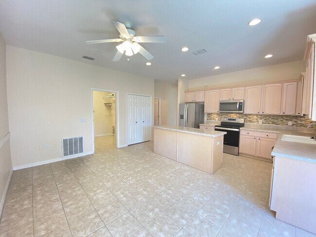 Building Photo - Amazing Solivita 2B/2B, open kitchen to fa...