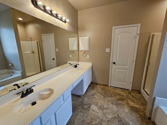 Building Photo - Spacious & Inviting 6-Bedroom Cedar Hill Home – Perfect for Your Next Move