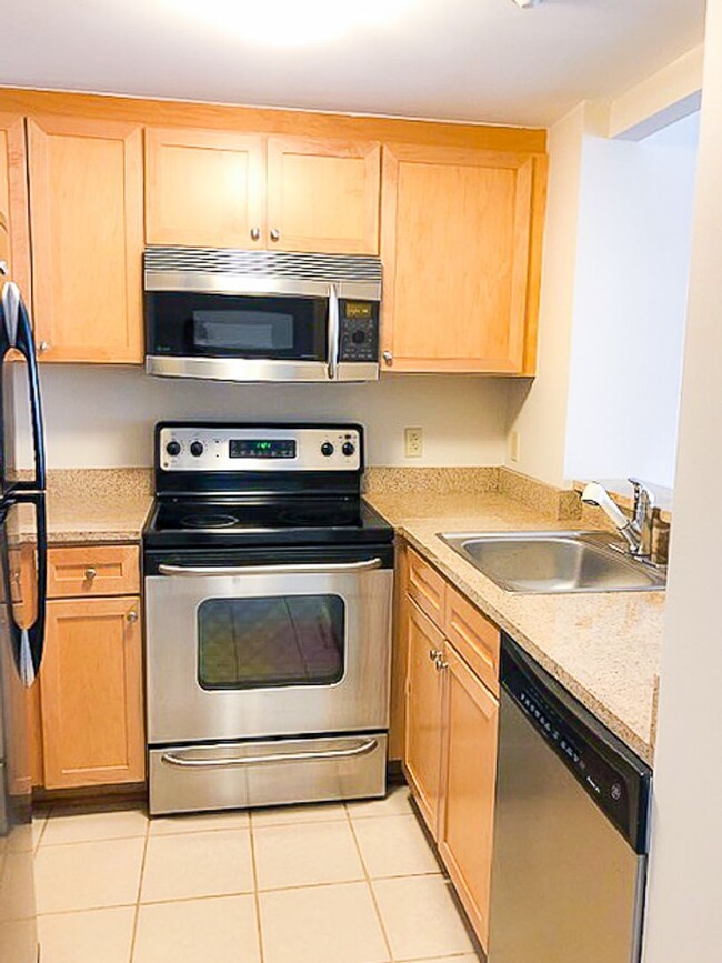 Building Photo - Bright & Spacious 2 Bed 2 Bath High-Rise C...