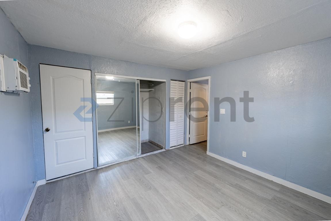 Building Photo - Unit