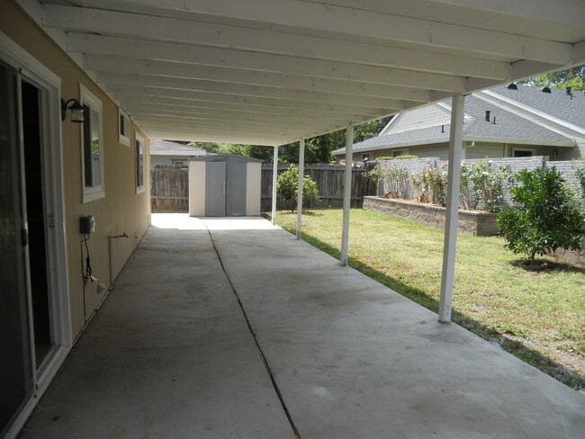 Building Photo - 3 BED W RV/BOAT PARKING