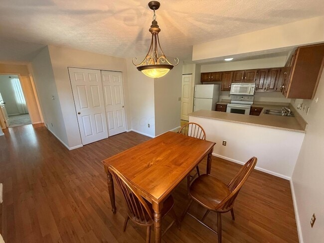 Primary Photo - 430 Williamsburg Ln NW