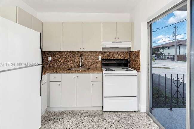 Building Photo - 644 SW 10th St