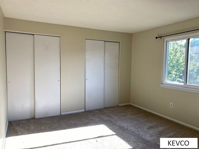 Building Photo - Beautiful Three Bedroom Home!