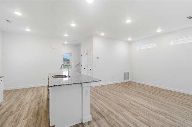 Building Photo - 501 Solar St