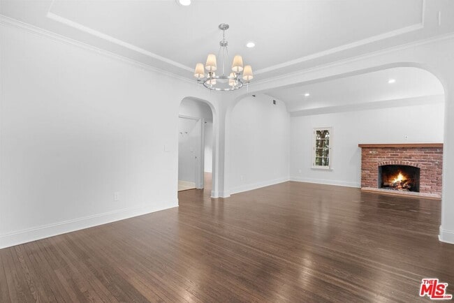 Building Photo - 619 S Sycamore Ave