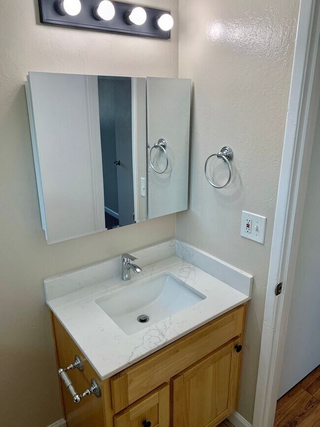 Building Photo - 2 Bedroom 1 Bathroom Condo in Antioch - AVAILABLE NOW !!