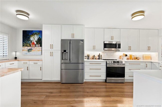 Building Photo - 625 NW North River Dr