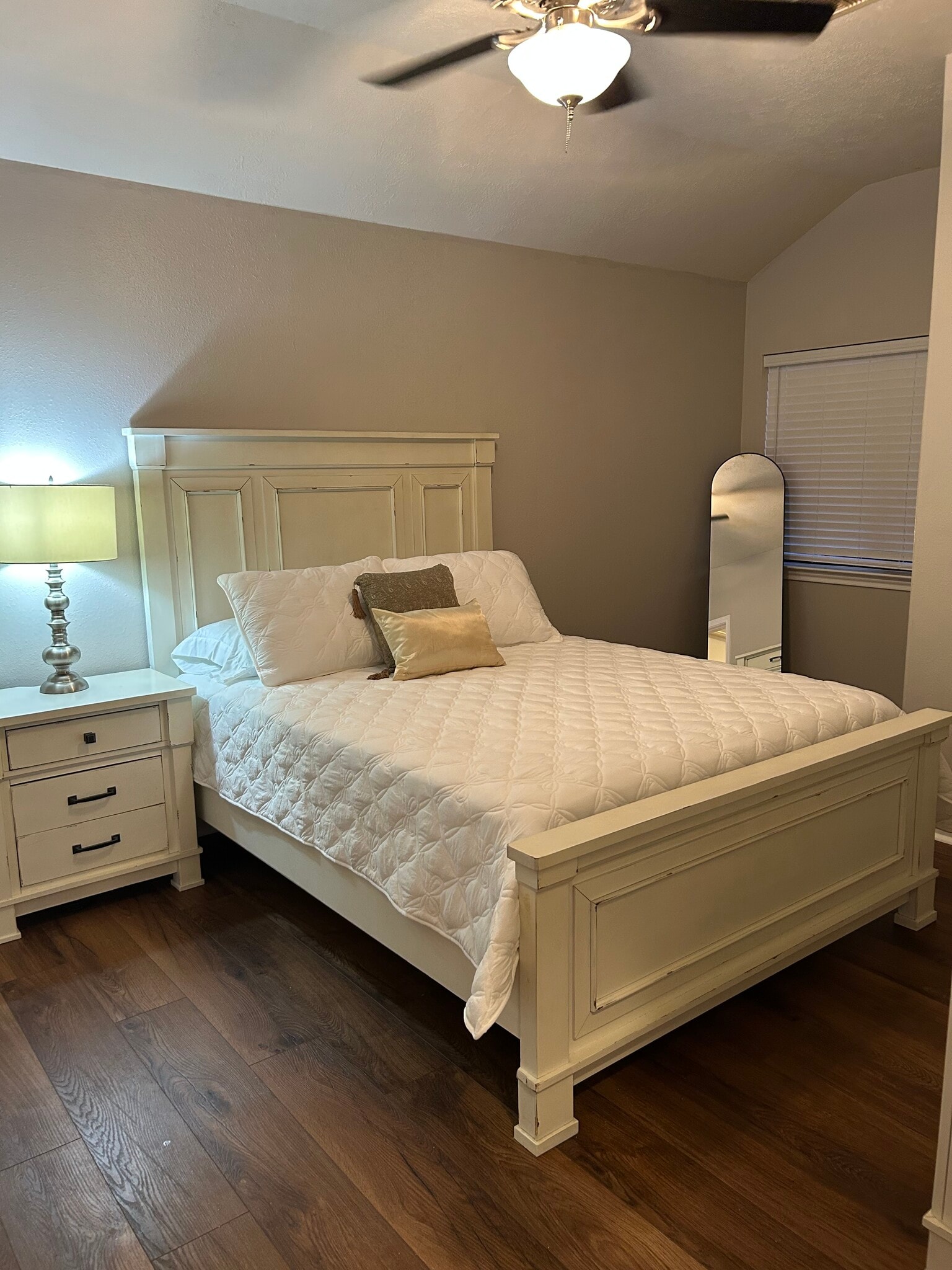 Upstairs bedroom 2 - 3602 Cedar Flats Ln