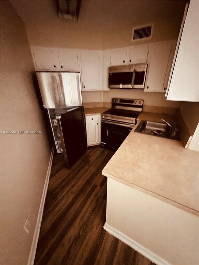 Building Photo - 211 Lake Pointe Dr