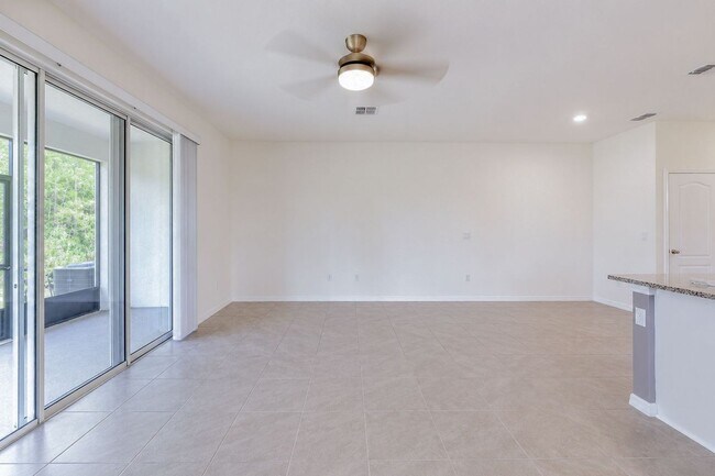 Building Photo - Like-New End-Unit 3 Bedroom Townhome