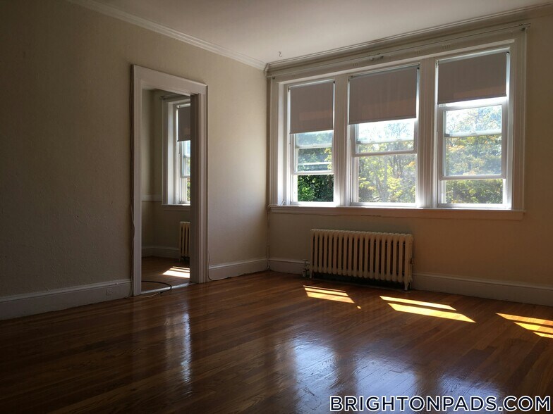Building Photo - 2045 Commonwealth Ave