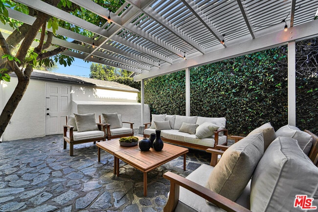 Building Photo - 560 Croft Ave