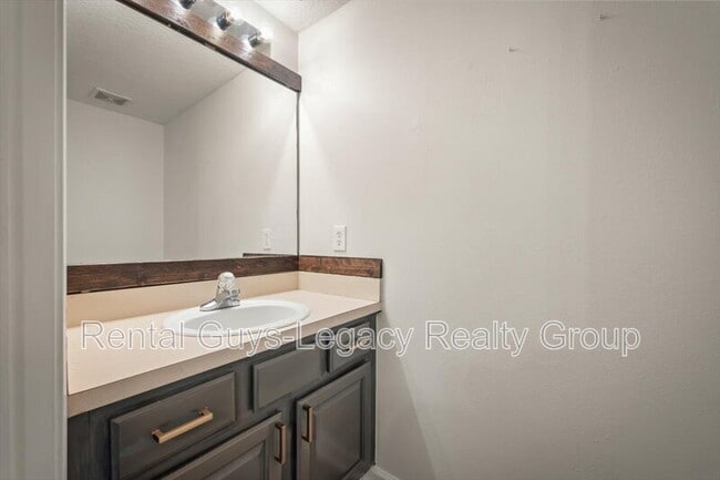 Building Photo - 512 Southbranch Dr