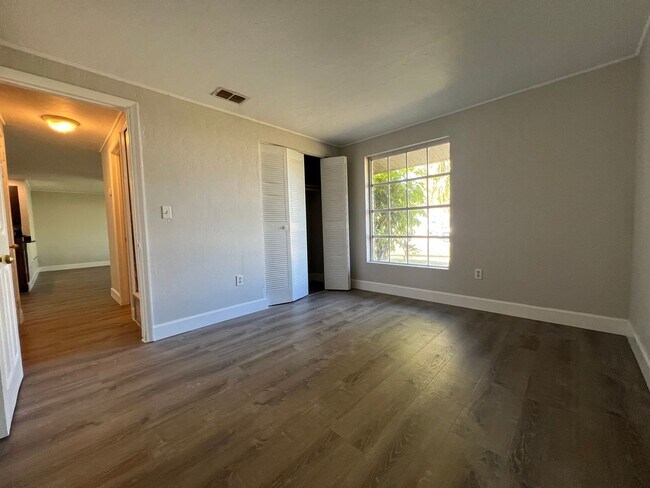 Building Photo - $1,795 ** Annual ** Available 5/15/26 ** Recently Upgraded **3 Bedroom / 2 Bath * Port Charlotte