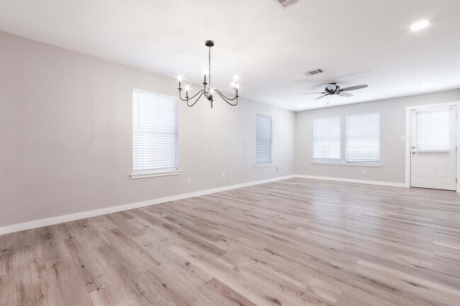 Building Photo - 1901 Hollow Tree Blvd
