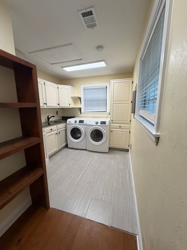Building Photo - 8509 Little Scenic Ln