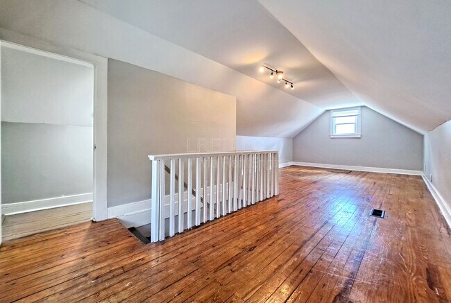 Building Photo - 402 N 41st St