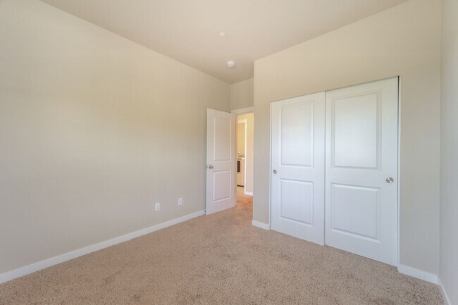 Building Photo - Spacious Brick and Wood Home in Issaquah