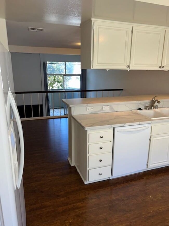 Building Photo - Townhouse  3+2.5