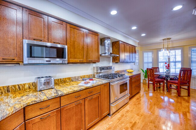 Eat In Kitchen - 1518 E Nichols Cir