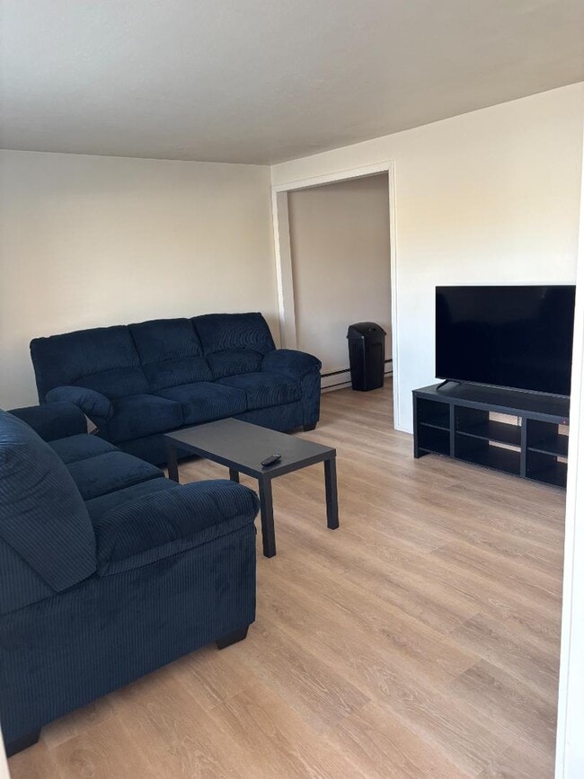 Primary Photo - 401 Paper Collar Row