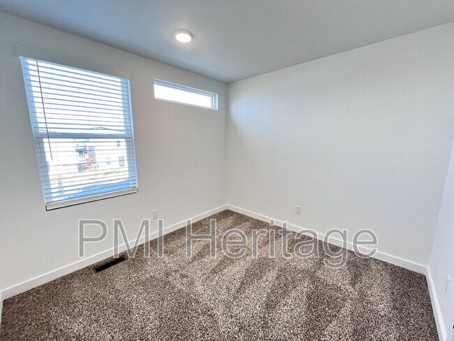 Building Photo - 841 Reading RR Ln