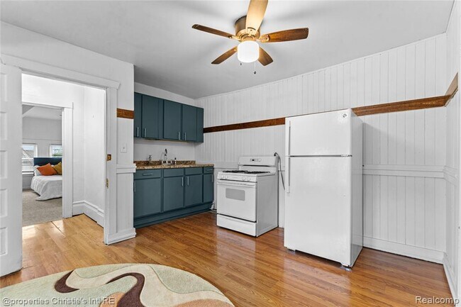 Building Photo - 2405 3rd Ave